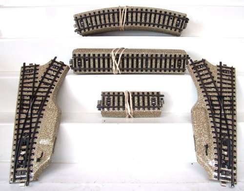 MARKLIN HO/OO: 19pc Vintage 3 Rail M-Track in Very Good un-boxed operational condition.(England)