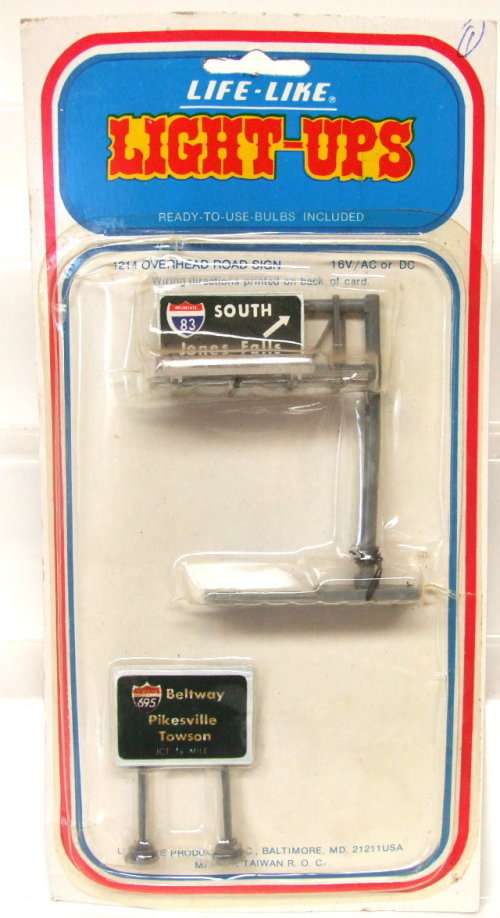 LIFE LIKE SCENERY HO:  On Auction is this Carded Scenery items in Good condition.(USA)