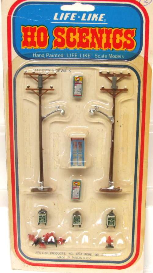 LIFE LIKE SCENERY HO:  On Auction is this Carded Scenery items in Good condition.(USA)