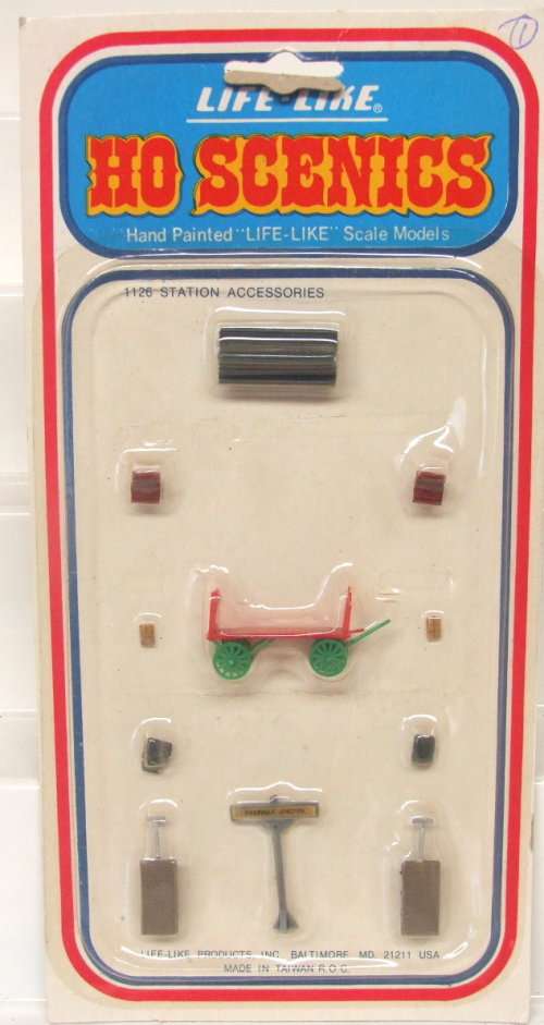 LIFE LIKE SCENERY HO:  On Auction is this Carded Scenery items in Good condition.(USA)