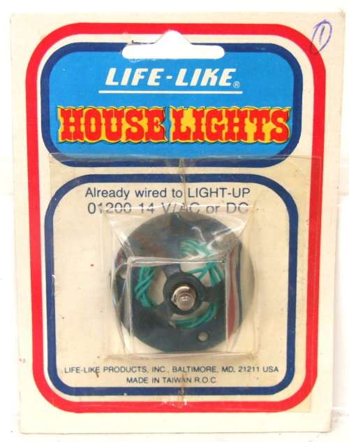 LIFE LIKE SCENERY HO: On Auction is this Carded Scenery item in Good condition.(USA)