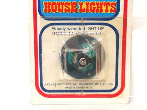 LIFE LIKE SCENERY HO: On Auction is this Carded Scenery item in Good condition.(USA)