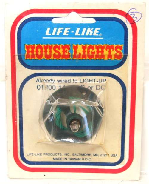 LIFE LIKE SCENERY HO: On Auction is this Carded Scenery item in Good condition.(USA)