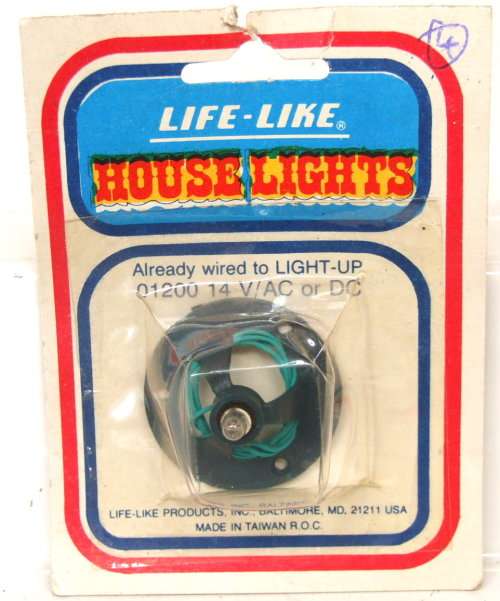 LIFE LIKE SCENERY HO: On Auction is this Carded Scenery item in Good condition.(USA)