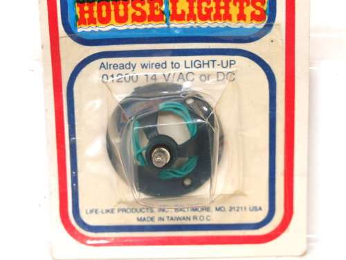 LIFE LIKE SCENERY HO: On Auction is this Carded Scenery item in Good condition.(USA)