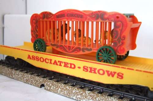 LIMA HO: RARE Circus Flat Car with Caged Lion Load in good used & un-boxed condition (Italy)