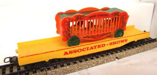 LIMA HO: RARE Circus Flat Car with Caged Lion Load in good used & un-boxed condition (Italy)