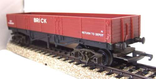 TRI-ANG OO: Vintage 50 Ton BRICK Freight  Wagon in VERY GOOD un-boxed condition (England)