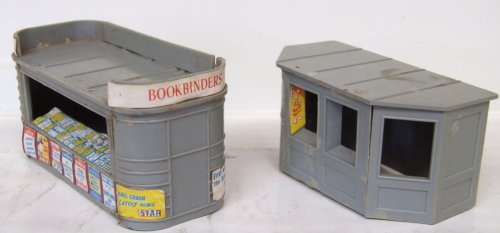 SCENERY HO: 2x Station Platform Kiosks in fair used unboxed condition