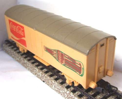 LIMA HO: COCA COLA Closed Wagon in fair used & un-boxed condition (Italy)