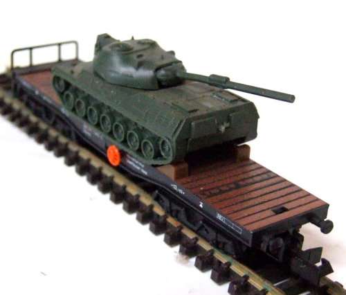 ARNOLD RAPIDO N: Detailed Low-bed Freight Wagon with Mil Tank in Good un-boxed condition (Germany)