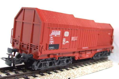 MARKLIN HO:Modern 3-rail AC Metal Carrier with Telescopic Roof in Good boxed condition (Germany)