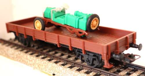 LIMA HO: Modern Open Wagon with scrap car Load in good un-boxed condition (Italy)