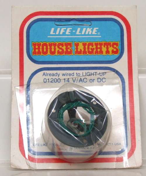 LIFE LIKE SCENERY HO: On Auction is this Carded Scenery item in Good condition.(USA)