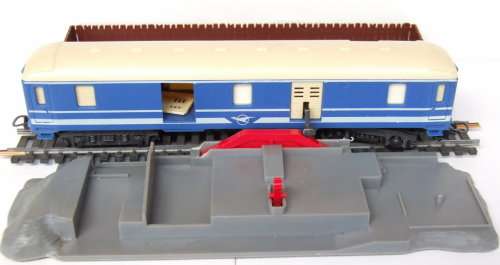 LIMA HO: RARE Auto Unloading Dock with Blue Train Baggage Van in Good un-boxed condition(Italy)