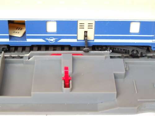 LIMA HO: RARE Auto Unloading Dock with Blue Train Baggage Van in Good un-boxed condition(Italy)