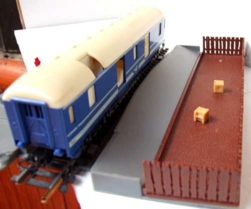 LIMA HO: RARE Auto Unloading Dock with Blue Train Baggage Van in Good un-boxed condition(Italy)