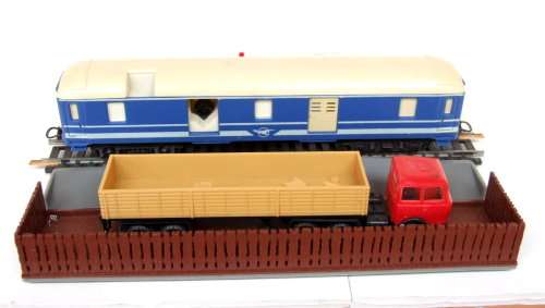LIMA HO: RARE Auto Unloading Dock with Blue Train Baggage Van in Good un-boxed condition(Italy)