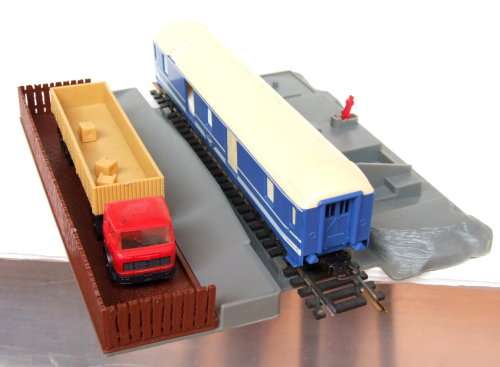 LIMA HO: RARE Auto Unloading Dock with Blue Train Baggage Van in Good un-boxed condition(Italy)