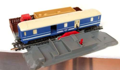 LIMA HO: RARE Auto Unloading Dock with Blue Train Baggage Van in Good un-boxed condition(Italy)