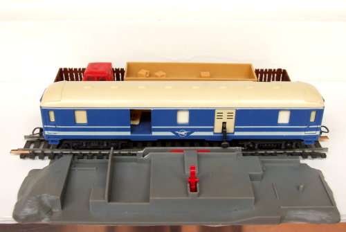 LIMA HO: RARE Auto Unloading Dock with Blue Train Baggage Van in Good un-boxed condition(Italy)