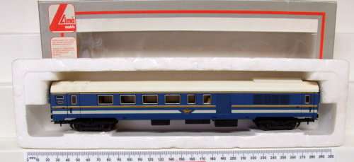 LIMA HO: Upmarket Blue Train Composite Coach with Chrome Windows in very good boxed condition(Italy)