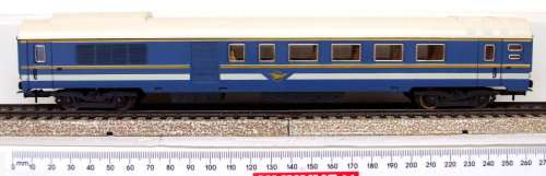 LIMA HO: Upmarket Blue Train Composite Coach with Chrome Windows in very good boxed condition(Italy)