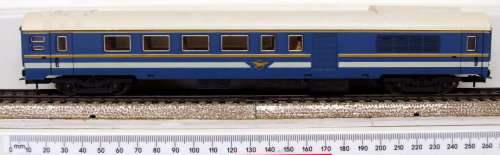 LIMA HO: Upmarket Blue Train Composite Coach with Chrome Windows in very good boxed condition(Italy)