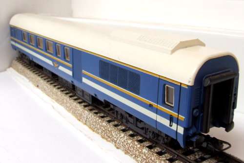 LIMA HO: Upmarket Blue Train Composite Coach with Chrome Windows in very good boxed condition(Italy)
