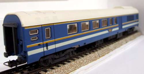 LIMA HO: Upmarket Blue Train Composite Coach with Chrome Windows in very good boxed condition(Italy)