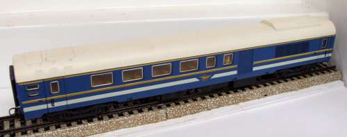LIMA HO: Upmarket Blue Train Composite Coach with Chrome Windows in very good boxed condition(Italy)