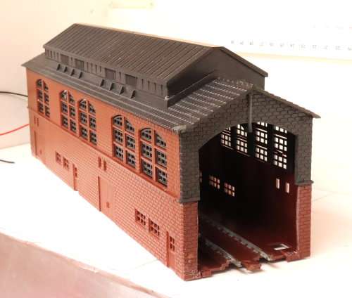 LIMA HO: Large Engine Shed with Light in good unboxed condition.(Italy)