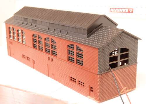 LIMA HO: Large Engine Shed with Light in good unboxed condition.(Italy)