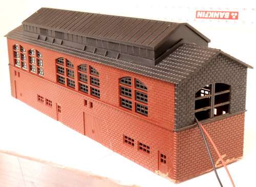 LIMA HO: Large Engine Shed with Light in good unboxed condition.(Italy)