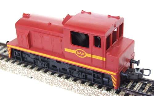 LIMA HO: SAR Red Shunter Locomotive in very good un-boxed operating condition (Italy)