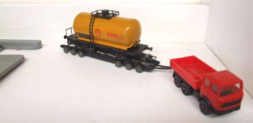 LIMA HO: RARE Rolling Stock Road Transporter with Shell Tanker in Good un-boxed condition(Italy)