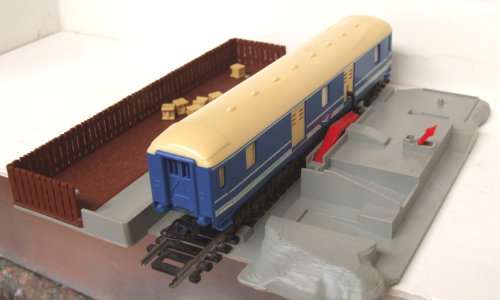 LIMA HO: RARE Auto Unloading Dock with Blue Train Baggage Van in Good un-boxed condition(Italy)