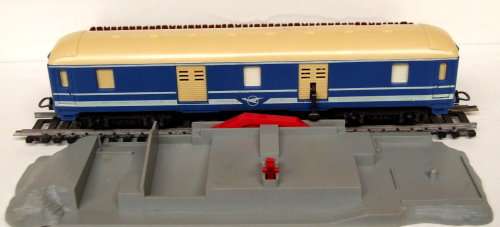LIMA HO: RARE Auto Unloading Dock with Blue Train Baggage Van in Good un-boxed condition(Italy)