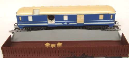 LIMA HO: RARE Auto Unloading Dock with Blue Train Baggage Van in Good un-boxed condition(Italy)