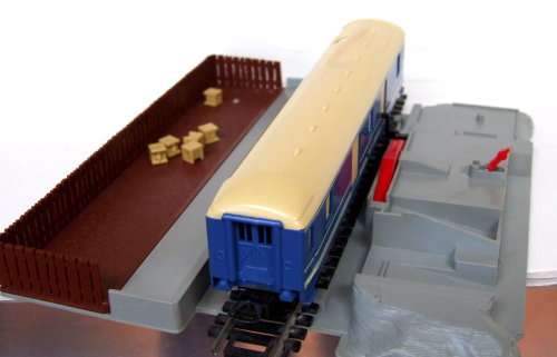 LIMA HO: RARE Auto Unloading Dock with Blue Train Baggage Van in Good un-boxed condition(Italy)