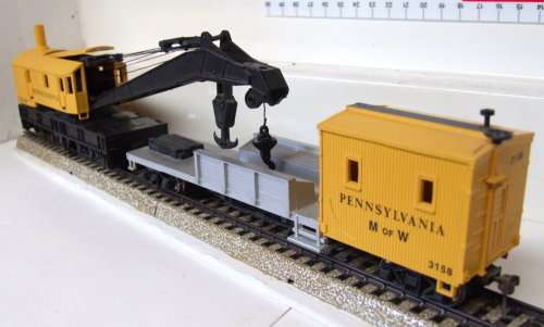 BACHMANN HO: PENNSYLVANIA Crane with Support Car in Very Good Complete, unboxed condition (Germany)