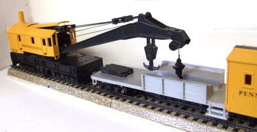 BACHMANN HO: PENNSYLVANIA Crane with Support Car in Very Good Complete, unboxed condition (Germany)