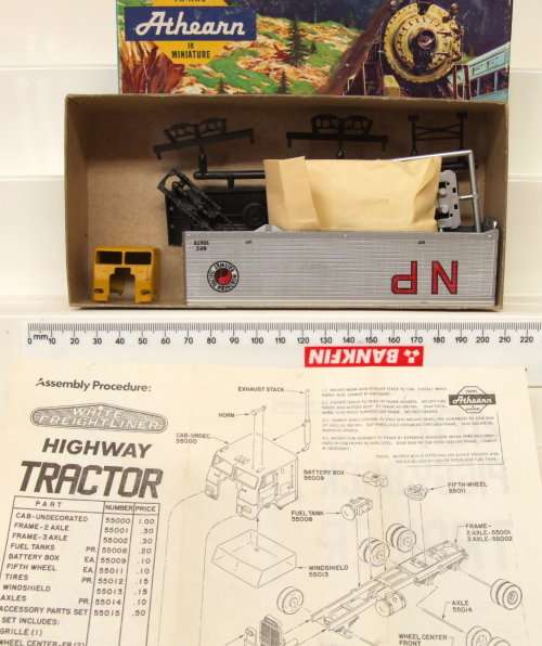 ATHEARN HO:BN 40' Container, Horse +Trailer Truck  in New un-assembled boxed condition (French)