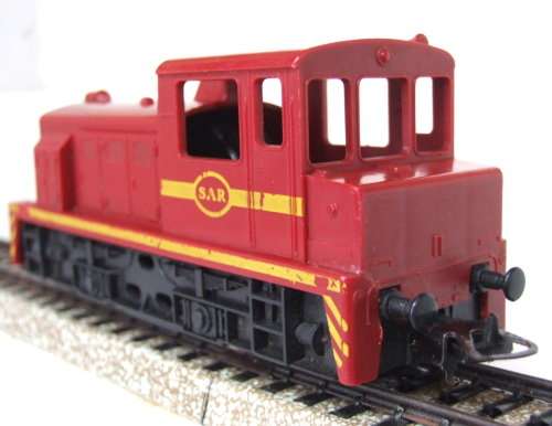 LIMA HO: SAR Red Shunter Locomotive in fair un-boxed operating condition (Italy)