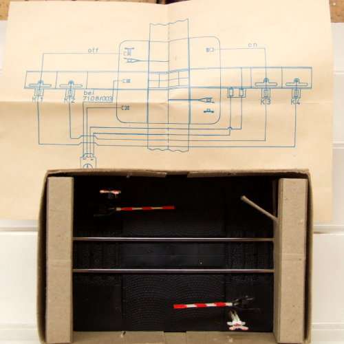 PIKO HO: Electro- Magnetic Rail Crossing with Booms in SCRAP used boxed condition(Germany)