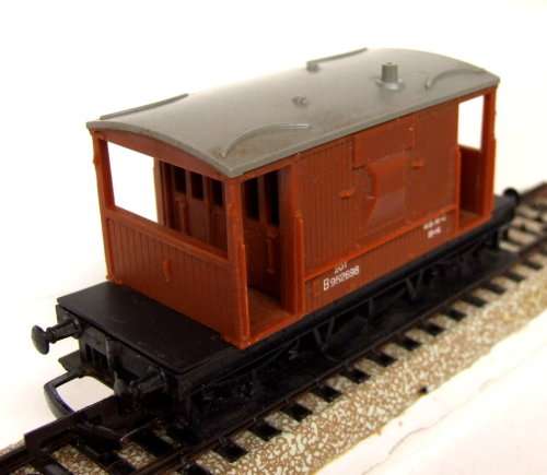 TRI-ANG OO: Detailed Vintage English Brake Van in fair un-boxed condition (England)