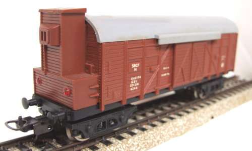 LIMA HO:Vintage SNCF Freight Car, Working Red Taillights  in Good Used, un-boxed condition (Italy)