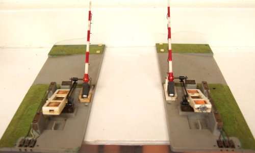 JOUEF HO/OO: Vintage Electro-Magnetic Road Crossing in Fair operational condition.(France)