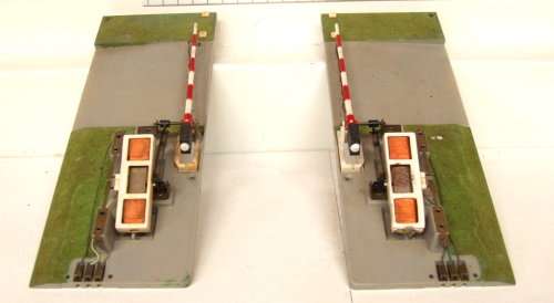 JOUEF HO/OO: Vintage Electro-Magnetic Road Crossing in Fair operational condition.(France)