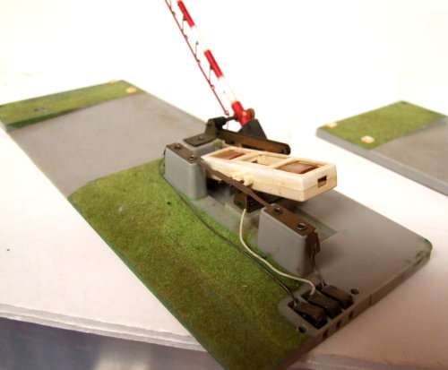 JOUEF HO/OO: Vintage Electro-Magnetic Road Crossing in Fair operational condition.(France)